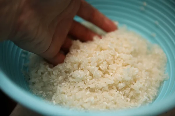Rijst Een Kom Een Witte Achtergrond — Stockfoto