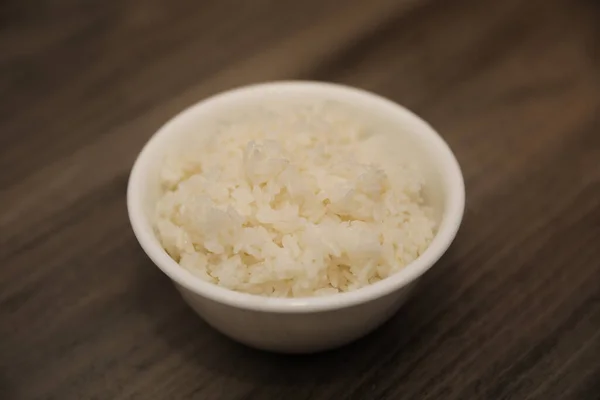 Λευκό Ρύζι Ένα Μπολ Φόντο Ξύλινη — Φωτογραφία Αρχείου