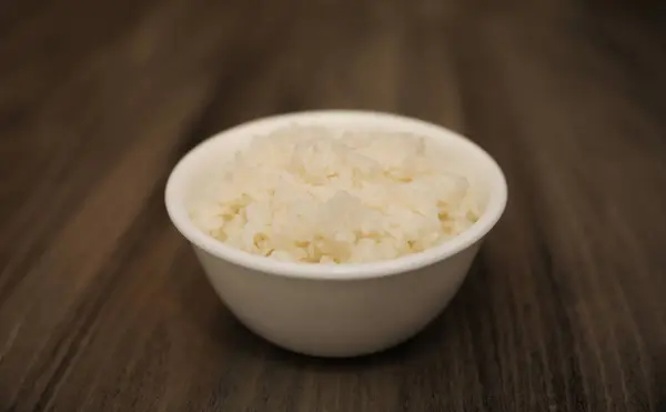 Φρέσκο Λευκό Ρύζι Ένα Μπολ Ξύλινο Φόντο — Φωτογραφία Αρχείου