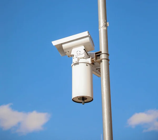 Überwachungskamera Auf Blauem Himmel Hintergrund — Stockfoto