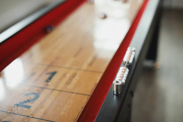 Primo Piano Tavolo Legno Con Una Maniglia Rossa — Foto Stock