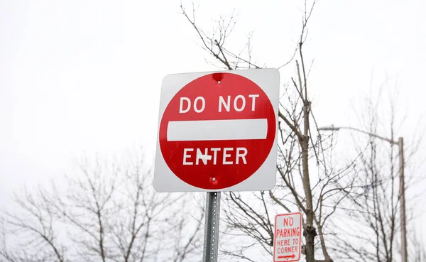 道路上の警告標識 — ストック写真