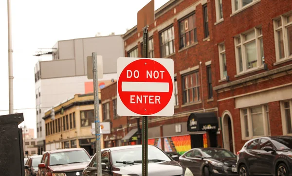 Kırmızı Beyaz Uyarı Işaretli Sokak Tabelası — Stok fotoğraf