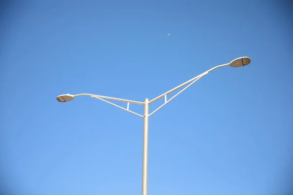 Lampa Uliczna Tle Niebieskiego Nieba — Zdjęcie stockowe