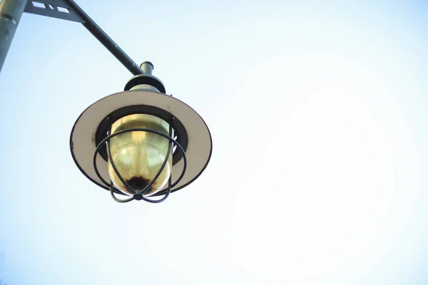 Pouliční Lampa Pozadí Modré Oblohy — Stock fotografie