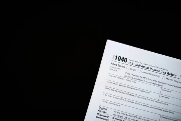 Formulario Declaración Impuestos Con Pluma Fondo Negro — Foto de Stock