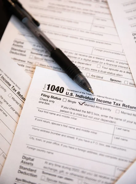 Primer Plano Mano Una Persona Con Bolígrafo Formulario Impuestos — Foto de Stock