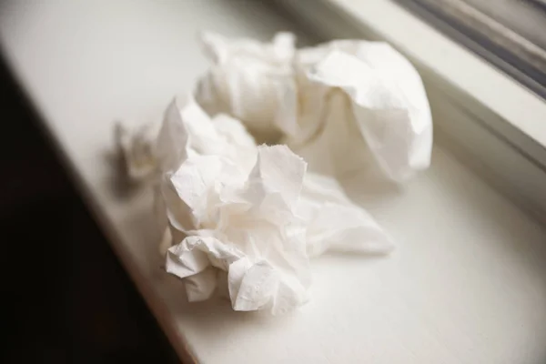 Beyaz Arkaplan Ile Buruşmuş Kağıt — Stok fotoğraf