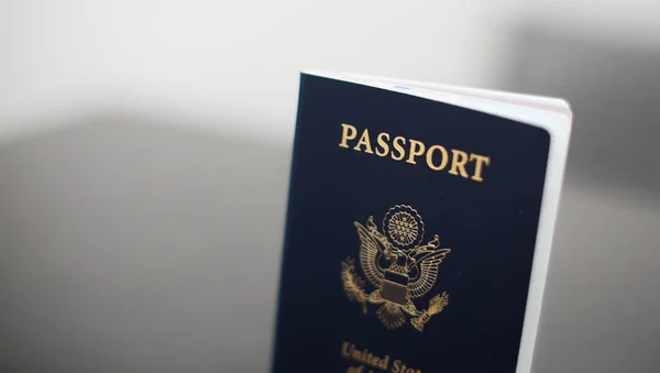 Close Passaporte Com Uma Bandeira Dos Estados Unidos América — Fotografia de Stock