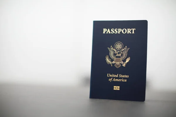 사쿠라 깃발로 여권을 가지고 — 스톡 사진