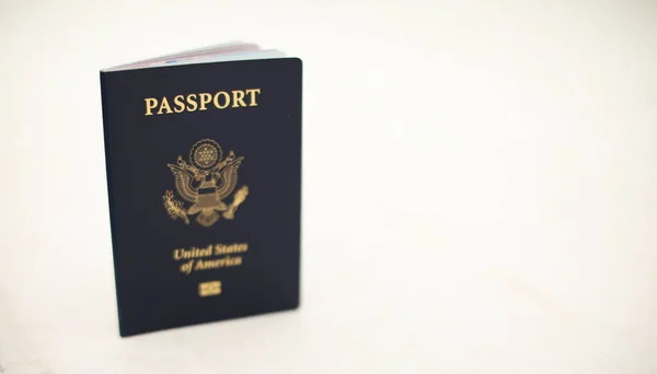 米国の国旗を掲げてパスポートを発行しています — ストック写真