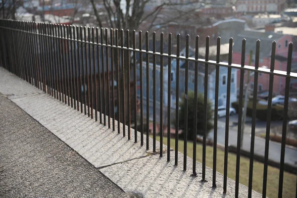 金属の手すりと鉄の棒でフェンス — ストック写真