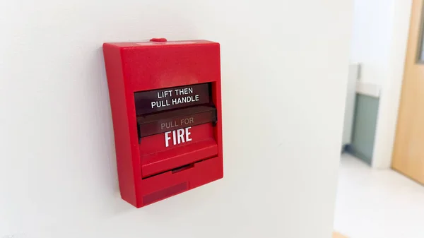 Червона Поштова Скринька Пожежною Коробкою — стокове фото