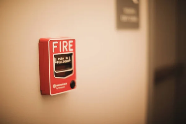 Πυροσβεστήρας Έκτακτης Ανάγκης Στον Τοίχο — Φωτογραφία Αρχείου