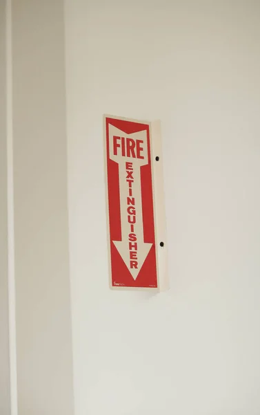 Красный Белый Знак Аварийного Выхода Фоне Стены — стоковое фото