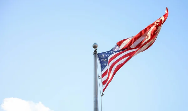 空に向かって風になびくアメリカ国旗 — ストック写真