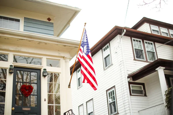 Evin Önünde Amerikan Bayrağı — Stok fotoğraf