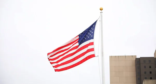 アメリカの国旗が街の背景にあり — ストック写真