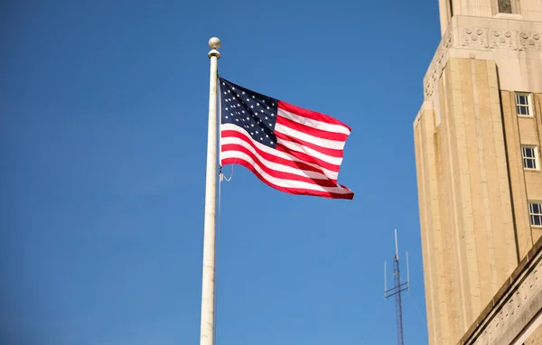 イスラエル国家の国旗を背景にしたアメリカ国旗です — ストック写真