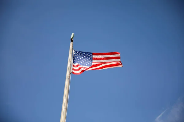 Bandiera Americana Sventola Nel Vento Contro Cielo Blu — Foto Stock