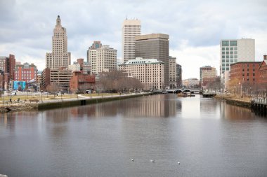 Gökdelenleri ve nehri olan New York şehri gökdelenleri