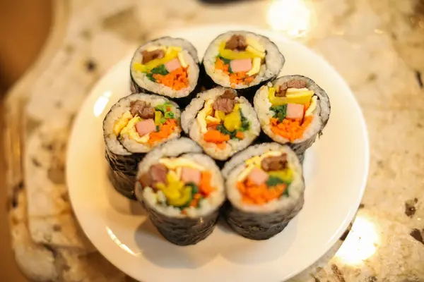 Rollos Sushi Con Salmón Aguacate Pepino Semillas Sésamo — Foto de Stock