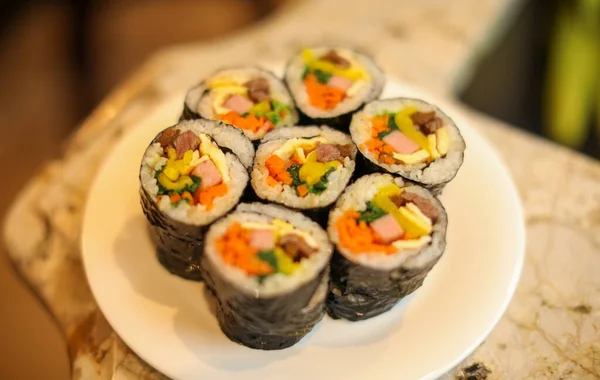 Rollos Sushi Con Salmón Aguacate Pepino Sésamo — Foto de Stock