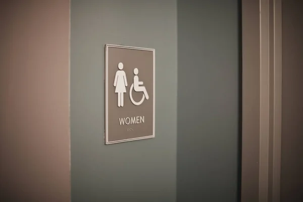 Odadaki Insanlarla Tuvaleti Imzala — Stok fotoğraf