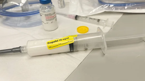 Tıbbi Konsept Aşı Haplarla Dolu Şırınga — Stok fotoğraf
