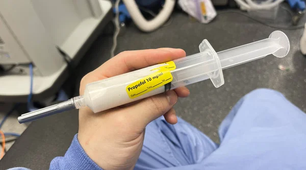 Médico Que Sostiene Una Jeringa Con Una Vacuna —  Fotos de Stock