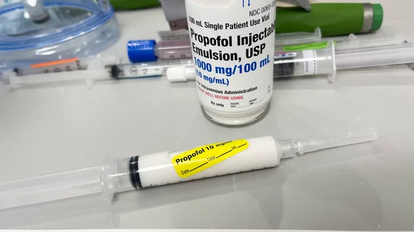Medizinkonzept Spritze Mit Impfstoff Und Pillen — Stockfoto