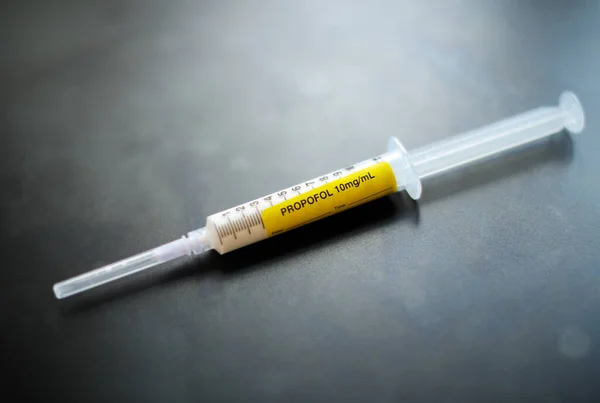 Medizinische Spritze Mit Nadel Auf Schwarzem Hintergrund — Stockfoto