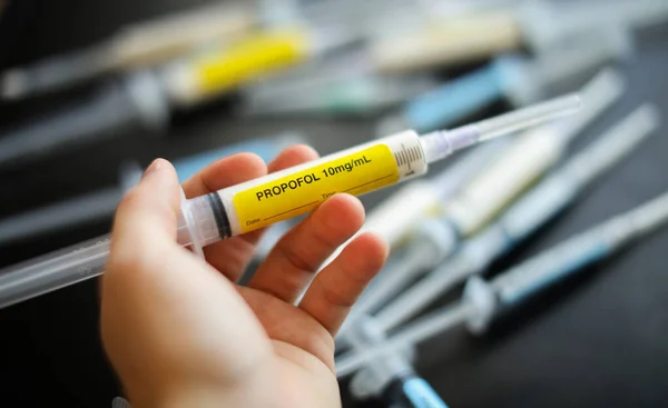 Close Uma Mão Segurando Uma Seringa Com Uma Vacina — Fotografia de Stock
