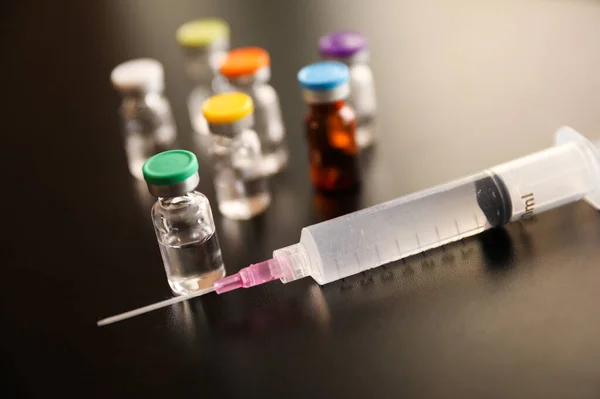 Injekční Stříkačka Vakcína Černém Pozadí — Stock fotografie