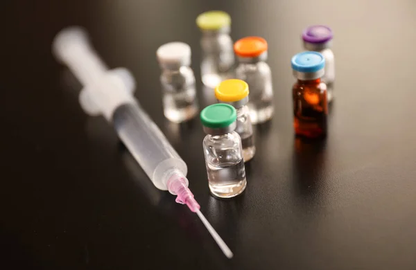Fechar Uma Seringa Com Uma Vacina Sobre Fundo Preto — Fotografia de Stock