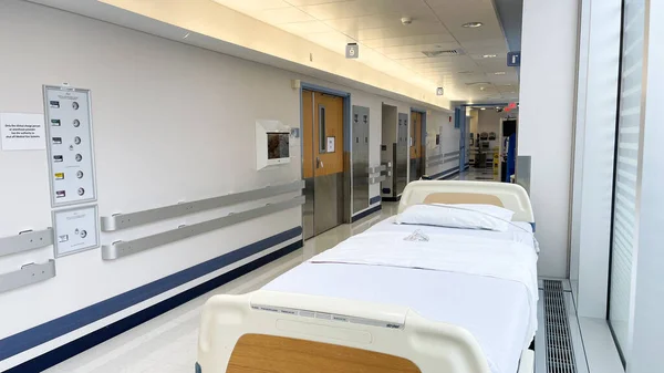 Interieur Van Een Ziekenhuiskamer Met Een Groot Raam — Stockfoto