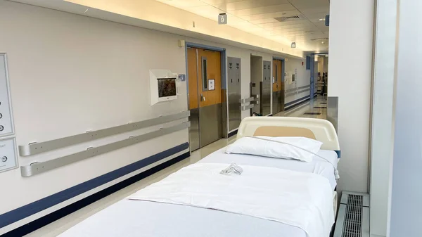 Interieur Van Een Ziekenhuiskamer Met Een Wit Bed — Stockfoto