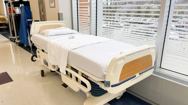 Krankenhausbett Mit Vielen Medizinischen Geräten — Stockfoto
