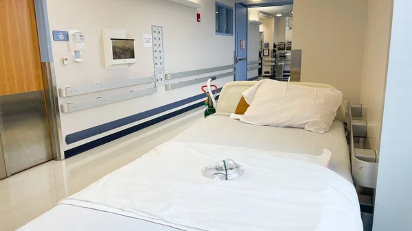 Krankenhausinnenraum Mit Einem Bett Und Einem Großen Fenster — Stockfoto