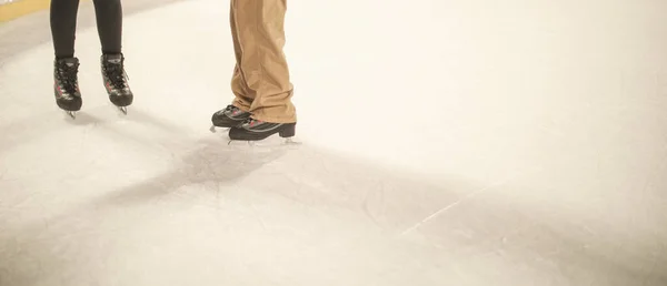 Uomo Donna Che Camminano Sulla Neve — Foto Stock