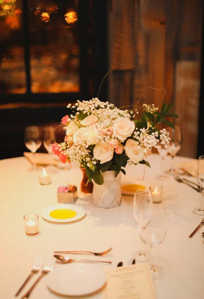 Çiçekler Mumlarla Dolu Güzel Bir Düğün Masası — Stok fotoğraf