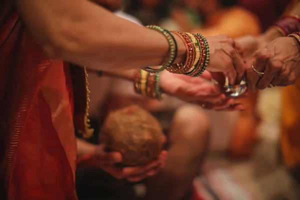 Casal Indiano Orando Nas Mãos Noiva — Fotografia de Stock