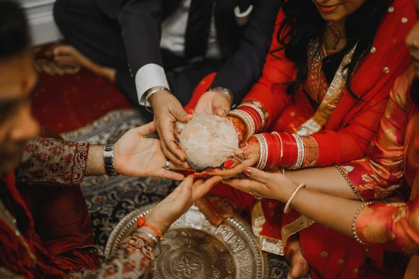 Mãos Uma Mulher Sua Noiva Noivo Vestido Tradicional Com Uma — Fotografia de Stock