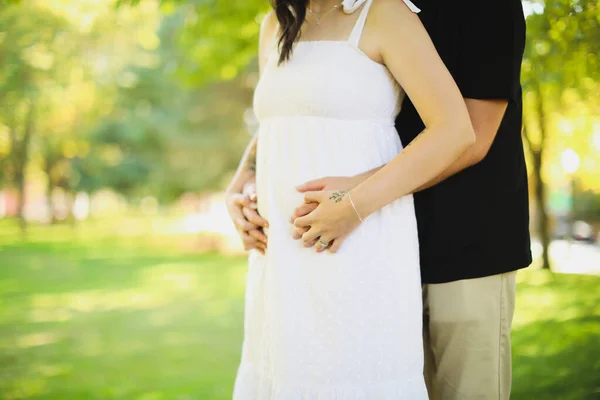 Kobieta Ciąży Mężem Parku — Zdjęcie stockowe