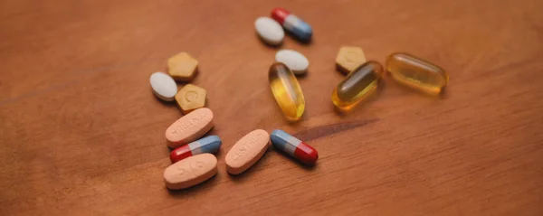 Pillole Capsule Sfondo Legno — Foto Stock