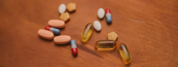 Tabletták Kapszulák Fából Készült Háttérrel — Stock Fotó