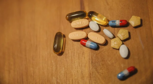 Tabletták Kapszulák Fából Készült Háttérrel — Stock Fotó