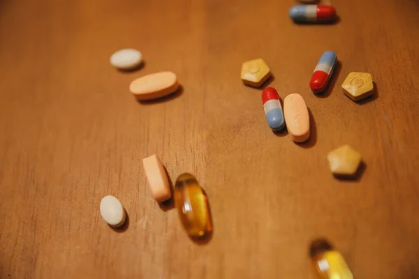 Tabletki Tabletki Drewnianym Tle — Zdjęcie stockowe