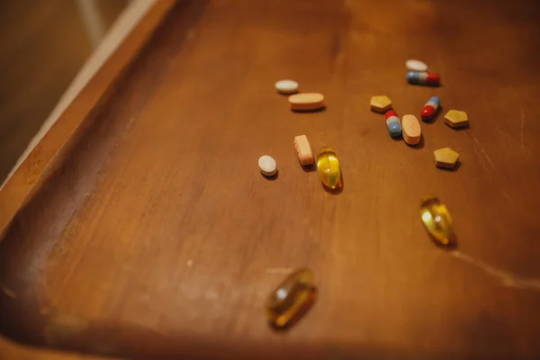Tabletták Kapszulák Asztalon — Stock Fotó