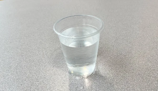 Glas Water Een Witte Achtergrond — Stockfoto